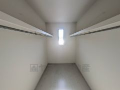 洋室にはハンガーパイプ付きのウォークインクローゼットが設けられています。たっぷり収納できるので衣替えの心配もいりませんね＾＾