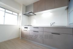 明るい採光が差し込む、清潔感あふれるキッチン＾＾ 使いやすいシステムキッチンは、毎日の家事を快適にサポートします。