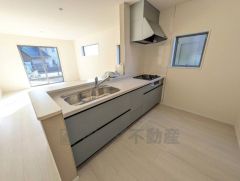 対面式キッチンなのでリビングにいるご家族とコミュニケーションを取りながら洗い物や、お料理が楽しめそうですね＾＾