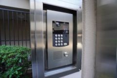 エントランスはオートロックを採用＾＾来訪者を確認できる安心のセキュリティ仕様で、お子さん1人での留守番時にも活躍しそうです＾＾