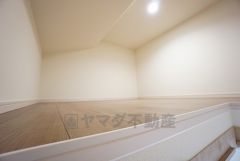 季節物の衣類もスッキリ収納できる小屋根収納。趣味の道具などの収納スペースとして活用出来ます。