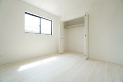 南向きの暖かい日差しが差し込む洋室。