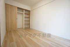 暖かい日差しが差し込む洋室。たっぷり収納できるクローゼット付きでお部屋の中をすっきりと快適に保てます。