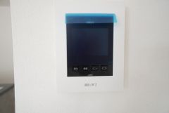 防犯はもちろん、セールスマン対策にもなるモニター付きインターホンです。 来訪者の顔が見えるので安心ですね＾＾