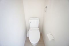 ウォシュレット、暖房便座、節電・節水機能など、使い勝手のよい高機能トイレです。 上部には収納棚が付いています＾＾