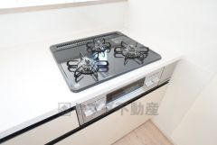 3種類の料理が同時に調理できる、3口ガスコンロ。忙しい夕食の支度時間が短縮できて効率よくお料理が楽しめます。