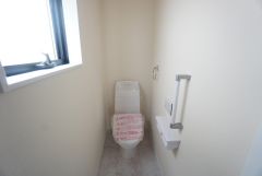 温水洗浄機付トイレです。節水機能もあるので、安心して使えますね。もちろん、1階2階の2ヶ所にトイレがあるので、忙しい朝にもゆとりができますね。