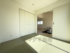 リビング隣には、ホッとできる和室を用意。客間としてはもちろん、お子様のお昼寝スペースや書斎としても活躍してくれそうです＾＾