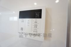 キッチン横からお湯張り、追い炊き、足し湯がボタン一つで楽々操作できる給湯機リモコンです＾＾忙しい夕飯の準備の時間帯に重宝しますね。