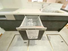 炊事時間を大幅に短縮できる食器洗浄乾燥機付き＾＾食器を洗う手間が減るので家族とのコミュニケーションの時間や自分の時間が増えますね。