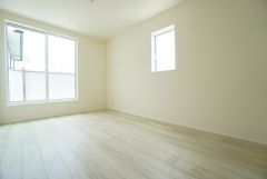 7.75帖。主寝室としてお使いいただけそうなこちらのお部屋は、日当たりが良く、爽やかな風を感じて起きる朝は、快適生活の始まりに。