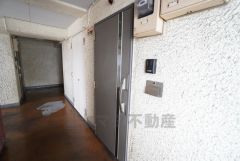 玄関前は広々としているので、荷物が多い時も安心です＾＾ テレビモニター付きインターフォンで安心です＾＾
