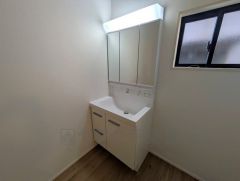 三面鏡裏収納付き洗面化粧台です＾＾ 歯磨きセットやスキンケア用品などの収納に便利ですね。 生活感も隠すことができ、来客時にも安心です。