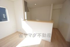窓から光が差し込む明るいダイニングです＾＾