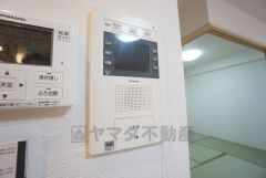 防犯はもちろん、セールスマン対策にもなるモニター付きインターホンです。 来訪者の顔が見えるので安心ですね＾＾