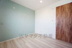 4.5帖の洋室です。パステルカラーのクロスがアクセントになった優しい雰囲気のお部屋です＾＾クローゼット付きなので、すっきりと整理整頓でき気持ちよく過ごせますね＾＾