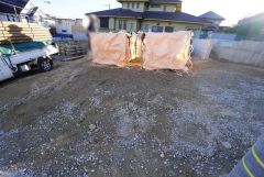 現地（2026年1月）撮影。 2号棟。 駐車スペースは2台分を確保（車種による）。マイカー用に、お客さま用に、余裕を持ってご利用いただけます。