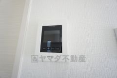 ドアを開けずに来訪者を確認できるモニター付インターフォン。防犯はもちろん、セールスマン対策にもなりますね＾＾