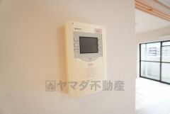 防犯はもちろん、セールスマン対策にもなるモニター付きインターホンです。 来訪者の顔が見えるので安心ですね＾＾