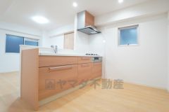 収納も、作業スペースも広々と設けられた使いやすいシステムキッチンです＾＾ キッチン横には小窓があり、換気に便利です＾＾