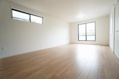 大きな掃き出し窓のあるリビングは、陽光あふれる明るい空間です。ゆったりと寛げる憩いの場となりそうです。