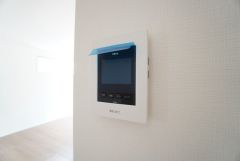 防犯はもちろん、セールスマン対策にもなるモニター付きインターホンです。 来訪者の顔が見えるので安心ですね＾＾