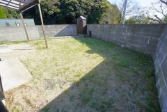 お庭付き＾＾日光浴やガーデニングはもちろん、お子さまの外遊びの場としても＾＾リビング・和室からも様子が見守れるので安心です＾＾ 