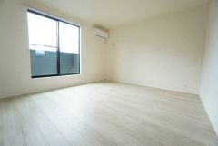 木目調のシンプルデザインで落ち着きと安らぎの空間に仕上げています。各部屋に収納が完備されているので、お荷物が増えても安心の設計です。