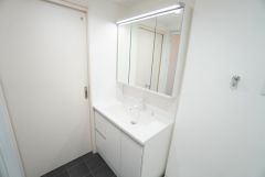 三面鏡裏収納付き洗面化粧台です＾＾ 歯磨きセットやスキンケア用品などの収納に便利ですね。洗面台のすぐ横と正面にも可動棚収納付き。タオルや下着などの保管場所として便利＾＾ 