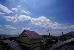 目の前に日差しを遮る建物がないので、日当たり＆風通し良好です＾＾心地よい自然の光や風を感じることができ、ほどよく開放感のある空間がつくれます。