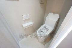 ウォシュレット、暖房便座、節電・節水機能など、使い勝手のよい高機能トイレです。 温水洗浄便座リモコン付き。