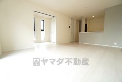 窓から光が差し込む明るいダイニングです＾＾