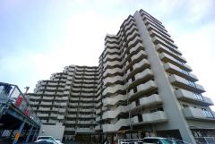 総戸数162戸。14階建。小学校、中学校、駅、ドラッグストア、コンビニ近くに揃ってます＾＾