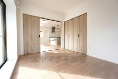 リビングに隣接した6.3帖の洋室です。居室としてももちろん、収納や書斎、お子様のプレイスペースにも＾＾使い勝手が良さそうです＾＾