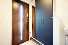 玄関扉にスリットのある明るい玄関です＾＾たっぷり収納できるシューズボックス付きなので、家族全員の靴がきれいに整頓できます。