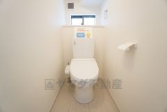 1階2階の2ヶ所にトイレがありますので、忙しい朝にも家族に気を使わず、ゆとりが生まれますね＾＾ 小窓付きで換気する時に便利です＾＾