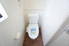 温水洗浄機付トイレです。節水機能もあるので、安心して使えますね。もちろん、1階2階の2ヶ所にトイレがあるので、忙しい朝にもゆとりができますね。