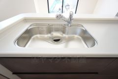 大きなお鍋も楽々洗える幅の広いシンクです＾＾ステンレスシンクなので簡単にお掃除できますよ。洗剤やスポンジもすっきりできる収納付き。