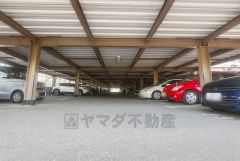 敷地内に駐車場あります＾＾7000～9000円/月。 （空き状況はお問い合わせ下さい。）広々としたスペースが有るため、駐車も楽々＾＾来客者専用駐車場あり