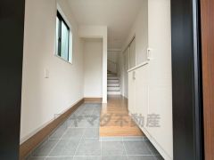 玄関には広々シューズクローク付き。ご家族全員分の靴からベビーカーやゴルフバッグなどもしっかり収納できます＾＾ 