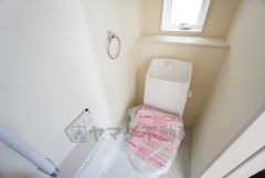 ウォシュレット付トイレです。1階2階の2ヶ所にトイレがあるので、忙しい朝にもゆとりができますね。