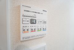 雨の日の洗濯も安心できる浴室暖房乾燥機付き浴室。リモコンで操作もボタン1つで簡単。