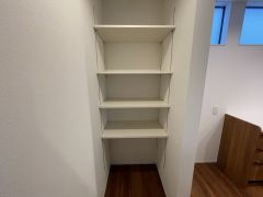 キッチン横には可動棚タイプのパントリー付き＾＾洗面室にも近く、食料品だけでなく日用品などの収納にも＾＾