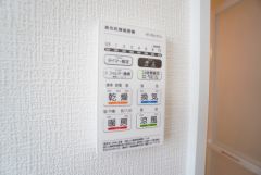 雨の日の洗濯も安心できる浴室暖房乾燥機付き浴室。リモコンで操作もボタン1つで簡単。