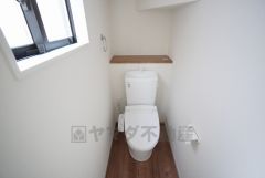 1階2階の2ヶ所にトイレがありますので、忙しい朝にも家族に気を使わず、ゆとりが生まれますね＾＾ 小窓付きで換気する時に便利です＾＾