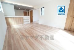 家族が集まる開放的なリビング。思い思いの時間を過ごしたり食事をしたり、素敵な団らんの場になりますね。