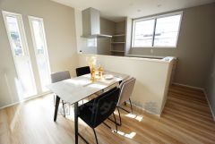 キッチンから会話が弾みそうなダイニングです。お友達や親せきをお招きするのも楽しみになりますね＾＾