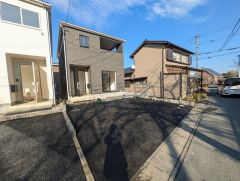 駐車スペースはゆとりある2台分を確保。マイカー用に、お客さま用に、余裕を持ってご利用いただけます。