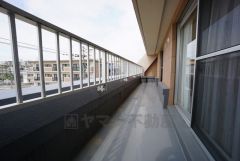 北西側ルーフバルコニー。全室バルコニーに面しています＾＾南西側にも広々バルコニーあり＾＾心地よい自然の光や風を感じることができます＾＾ 