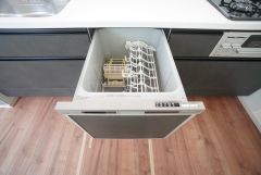 炊事時間を大幅に短縮できる食器洗浄乾燥機付き＾＾食器を洗う手間が減るので家族とのコミュニケーションの時間や自分の時間が増えますね。